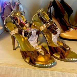 Women’s shoe Heel multi-golden color size 9 (like new)
